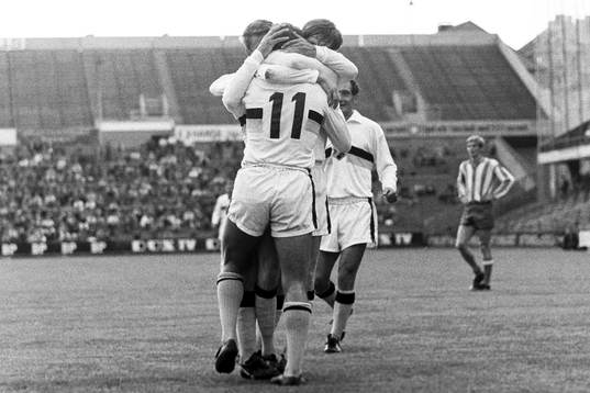  Kent Persson och AIK jublar efter ett av sina mål.
