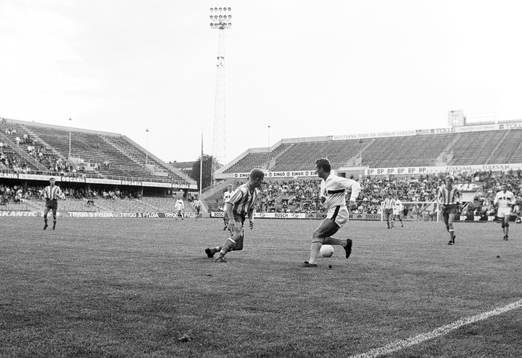  Lennart Backman, AIK stoppas. Tomt på läktaren, endast 7635 på Råsunda.