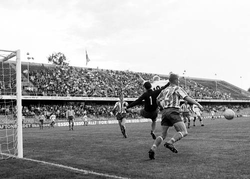  Roland Lundblad, AIK framför Bengt Bertilsson, målvakt i Göteborg.