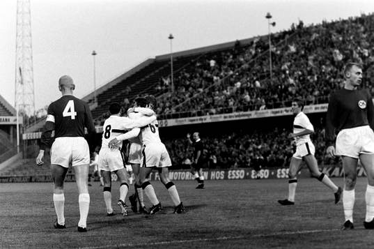  Kurt Andersson nickar in 1-0 till AIK och jubel hos lagkamraterna.