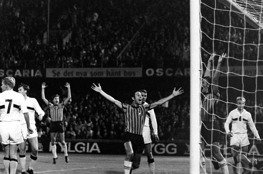  Djurgårdens Björn Persson nickar in 2-0 bakom Leif Hult, målvakt i AIK. och jublar tillsammans med Claes Cronqvist.