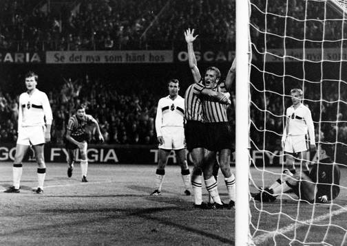  Djurgårdens Björn Persson nickar in 2-0 bakom Leif Hult, målvakt i AIK. och jublar tillsammans med Claes Cronqvist.