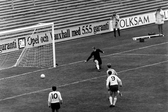  Bollen på väg in i mål bakom djurgårdens målvakt Ronnie Pettersson.