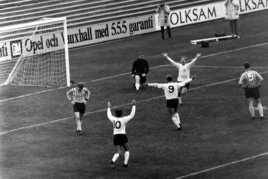  Bollen i mål bakom djurgårdens målvakt Ronnie Pettersson och jubel i Örebro.