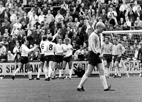  Bollen i mål bakom djurgårdens målvakt Ronnie Pettersson och jubel i Örebro.