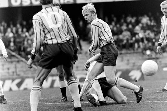  Djurgårdens Conny Granqvist med bollen.
