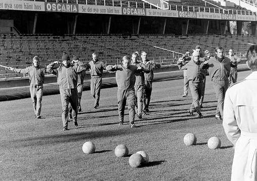 Det svenska laget värmer upp innan träningen. Längst