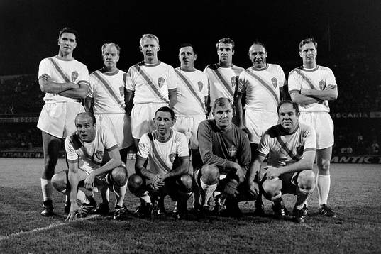  Gamla stjärnor på plats. Bakre raden fr. v Bengt Gustavsson, Gösta Löfgren, Bengt Berndtsson, Olle Håkansson, Owe Ohlsson, Gunnar Gren och Arne Selmosson. Främre raden fr. v Prawitz Öberg, Reino Börjesson, Tore Svensson och Sigvard Parling.
