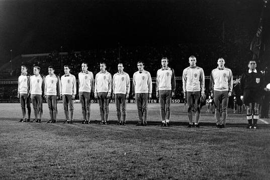 Den svenska startelvan fr. v Örjan Persson, Leif Eriksson,