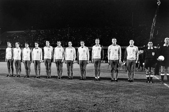 Den svenska startelvan fr. v Örjan Persson, Leif Eriksson,