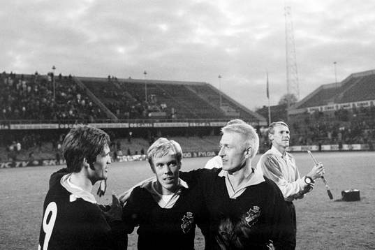  AIK jublar efter segern. Fr. v Kurt Andersson, Björn Carlsson, Roland Lundblad, Leif Hult, målvakt och Roland Grip.
