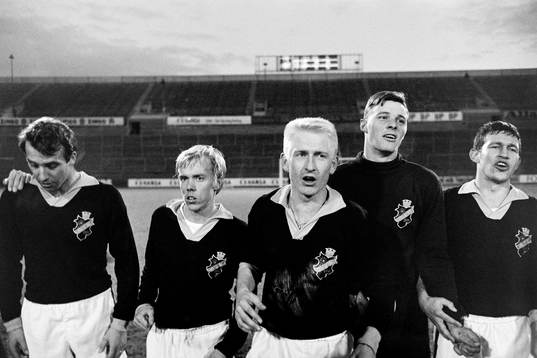  AIK jublar efter segern. Fr. v Owe Ohlsson, Björn Carlsson, Roland Lundblad, Leif Hult, målvakt och Roland Grip.