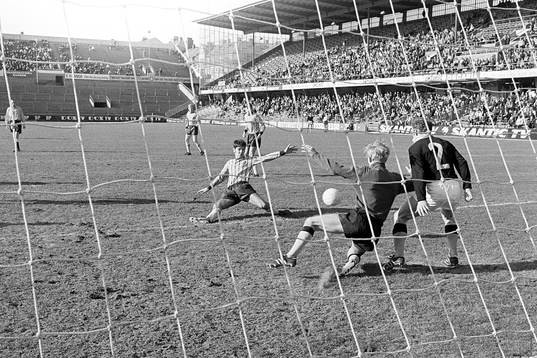  Djurgårdens Claes Cronqvist oroar AIK:s målvakt Ronny Gustafsson och Curt Edenvik.