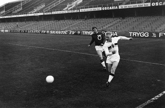  Roland Lundblad, AIK med bollen.