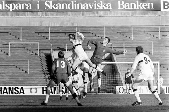 AIK:s Kurt Andersson i kamp om bollen