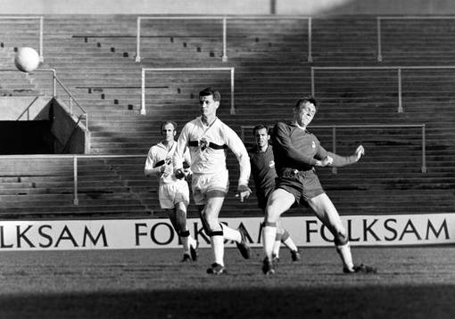AIK:s Kurt Andersson i kamp om bollen