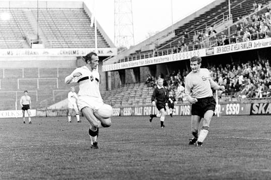 Elfsborgs Gert Christiansson utmanas av Curt Edenvik, AIK