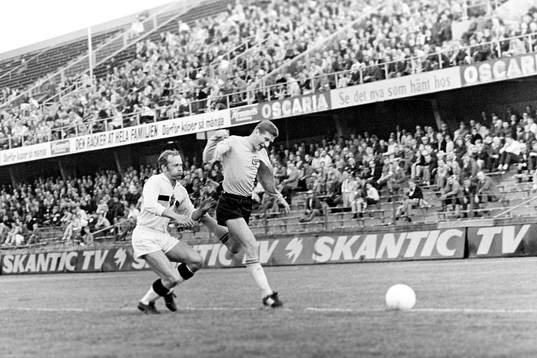 Elfsborgs Gert Christiansson utmanas av Curt Edenvik, AIK