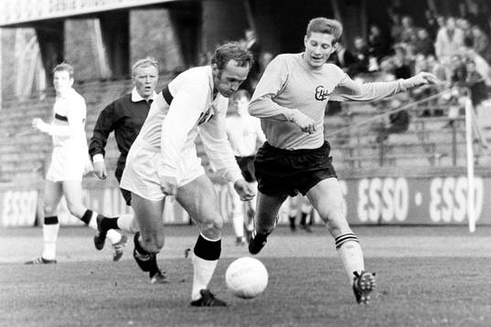 Elfsborgs Gert Christiansson utmanas av Curt Edenvik, AIK