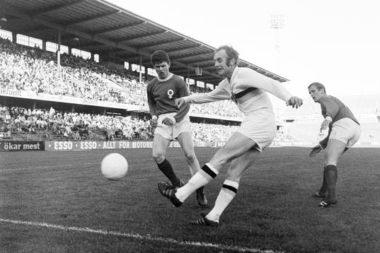  Bo Augustsson, Åtvidaberg oroar Curt Edenvik, AIK.