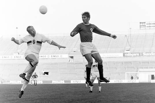 AIK:s Curt Edenvik i luftduell med Ove Eklund, Åtvidaberg