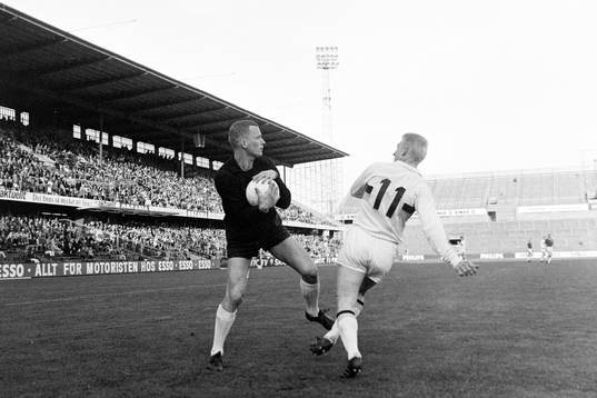 Sirius målvakt Rolf Marinus med bollen i famnen