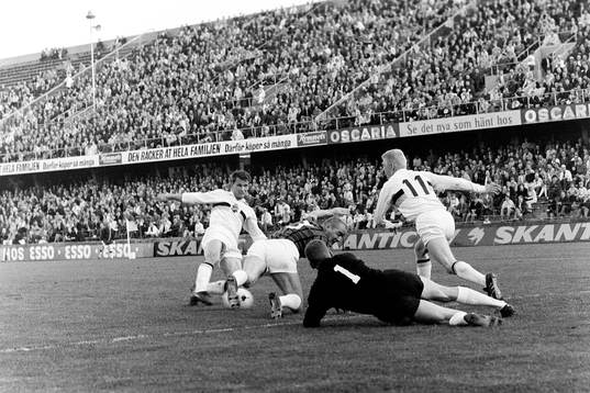 Kurt Andersson, AIK gör 1-0. Roland Lundblad framför Hans