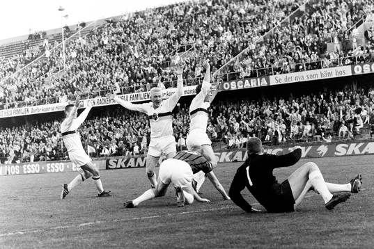  Roland Lundblad och Kurt Andersson, AIK jublar efter 1-0. Hans Mild och Rolf Marinus, målvakt i Sirius vill ha målet underkänt.