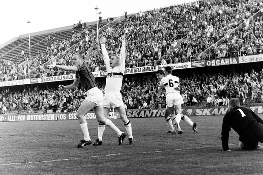  Roland Lundblad och Kurt Andersson, AIK jublar efter 1-0. Hans Mild och Rolf Marinus, målvakt i Sirius vill ha målet underkänt.