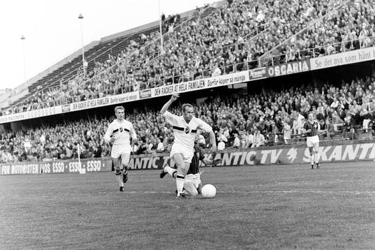 Curt Edenvik, AIK med bollen