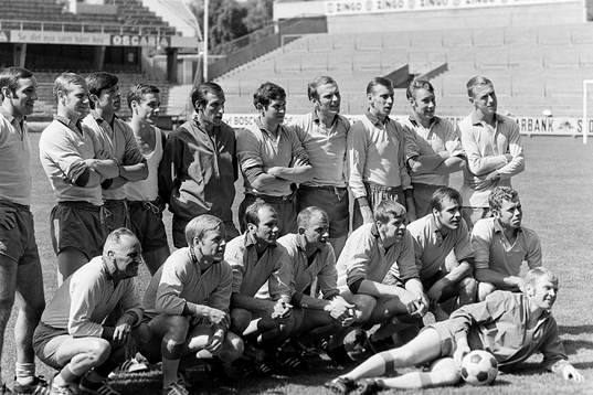 Orvar Bergmark, förbundskapten med sin spelartrupp. Bakre