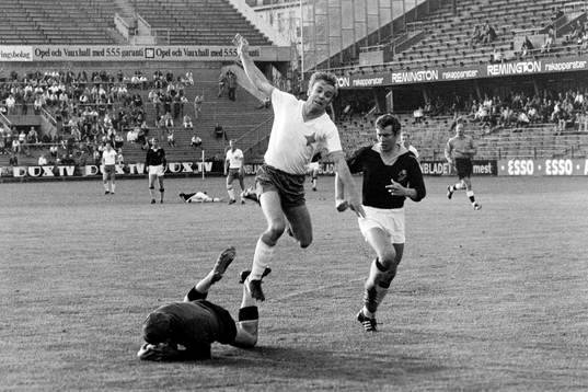 AIK:s målvakt Leif Hult tar bollen före Ulf Jansson, IFK
