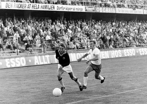 Kamp om bollen mellan Björn Lundberg, AIK och Roland