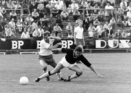 AIK:s Roland Grip på knä i en närkamp med Ulf Jansson,