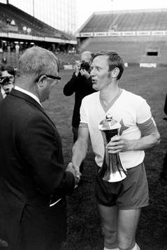 Norrköpings lagkapten Björn Nordqvist med pokalen