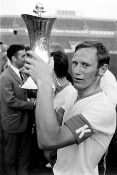 Norrköpings lagkapten Björn Nordqvist med pokalen