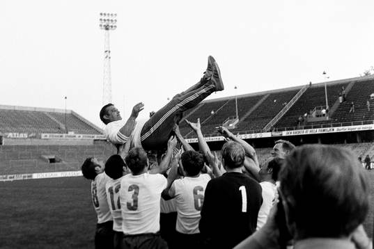 Norrköpings tränare Gunnar Nordahl hissas