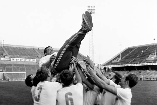 Norrköpings tränare Gunnar Nordahl hissas