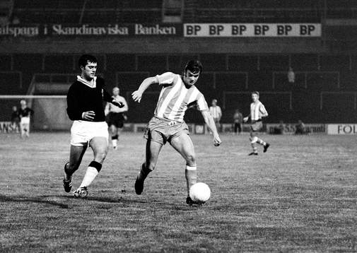 Reine Almqvist, Göteborg med bollen utmanas av Paolo