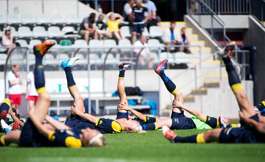 Laget värmer upp, ben i luften