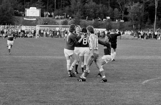  Jubel i Hässleholm efter mål av Bengt Olsson. Hasse Bengtsson, Mats Aronsson och Conny Andersson gratulerar.