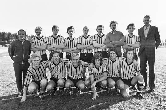  Spelare och ledare efter seriesegern. Bl.a Arnold Kroon, Göran Karlsson, Leif Augustsson, Ronnie Carlsson, Ove Sundqvist, målvakt, Magnus Eek, Sonje Björk, lagledare, Dan Granqvist, Claes Melin, Bo Nilsson, Bengt-Olof Rydell, Jerry Rosén och Per Andersson.