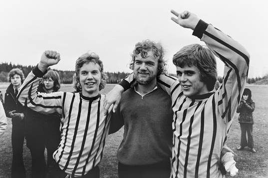 Per Andersson, Ove Sundqvist, målvakt och Bengt-Olof Rydell, Hässleholm jublar efter matchen.