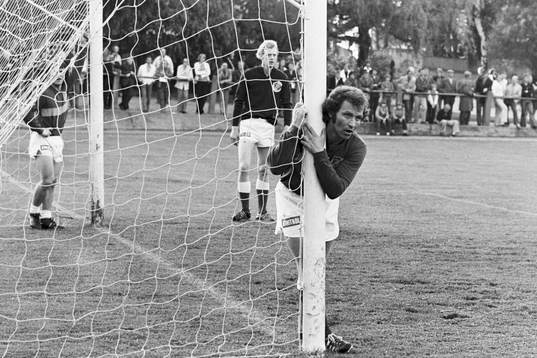  Hässleholms Kaj Lindhe vid stolpen framför Claes Flink, målvakt och Conny Andersson.