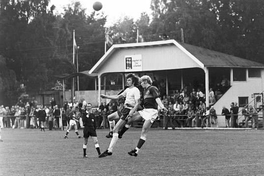  Hässleholms Jan Holmqvist i kamp om bollen.