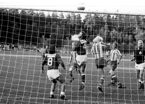  Lennart Ekström, Hässleholm nickar undan bollen.