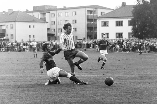  Hässleholms Kaj Lindhe försöker stoppa en trelleborgsspelare.