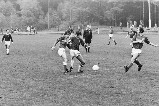  Lars-Erik Andersson och Lennart Ekström i kamp mot en skövdespelare.