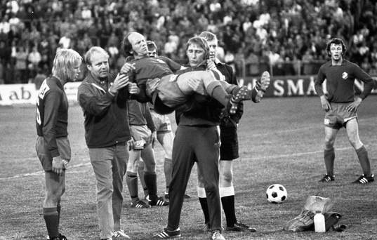  Tommy Svensson, Öster, skadar sig och bärs ut.
