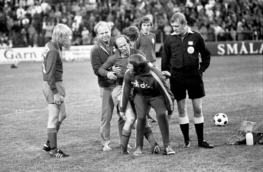  Tommy Svensson, Öster, skadar sig och bärs ut.